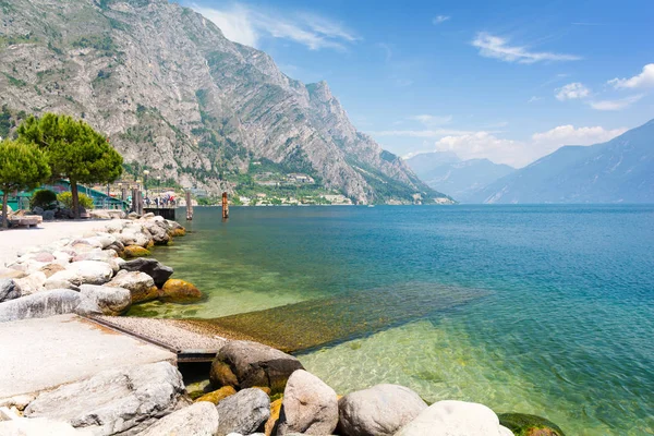Orilla del lago de Garda con la montaña de los Alpes, Italia — Foto de Stock