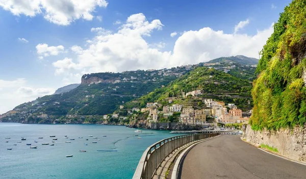 Estrada na costa de Amalfi com vista bonita na vila de Minori, Campania, Itália — Fotografia de Stock