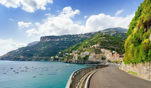 Amalfi coast yolda Minori Köyü, Campania, İtalya güzel manzaralı
