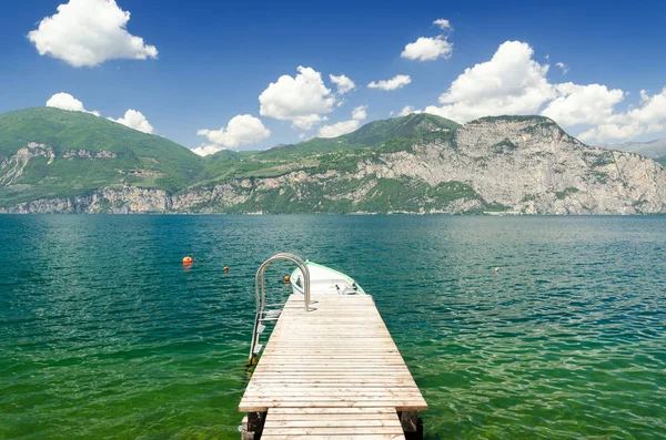 Zobrazit na Gardské jezero a Alpy pohoří v Itálii — Stock fotografie