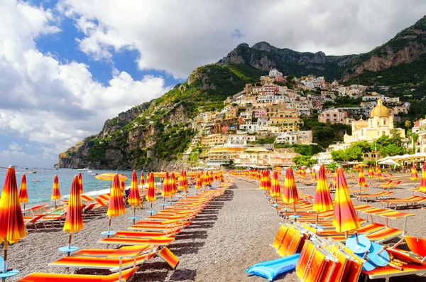 Amalfi coast, Campania, İtalya üzerinde Positano'daki plajda görüntülemek — Stok fotoğraf