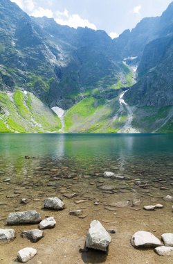 siyah su birikintisi içinde yüksek tatra mountain Polonya