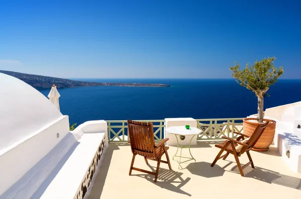 Terrasse mit blick auf das ägäische meer in oia dorf santorini insel, kykladen, griechenland — Stockfoto