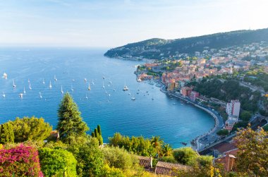 lüks resort ve bay cote d'azur Fransa görünümü.