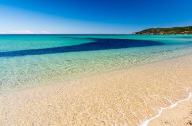 kristal berraklığında su Pampelonne Beach yakınındaki Saint Tropez Güney Fransa