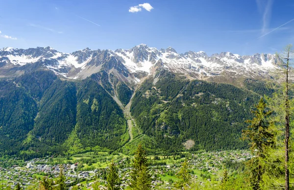 Krásné hory Alpy nad Chamonix na jaře ve Francii — Stock fotografie
