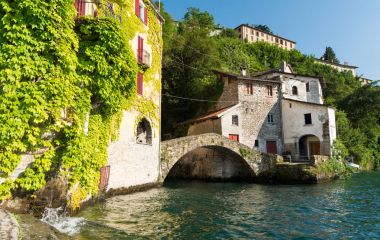 Como, İtalya, Nesso'nın uçurumun sonunda eski taş köprü