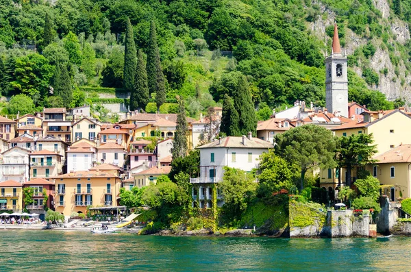 Cidade colorida Varenna vista do Lago de Como em um dia ensolarado, Itália — Fotografia de Stock