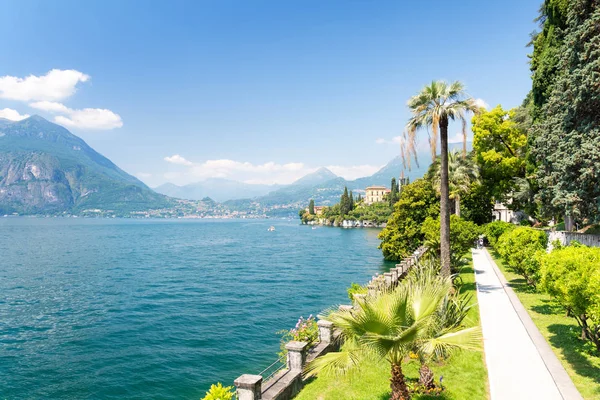 Visa på Comosjön med vacker trädgård, norra Italien — Stockfoto