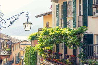 romantik sokakta Bellagio eski şehir Lake Como, İtalya