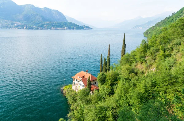 Romántica vista sobre el Lago de Como en el norte de Italia — Foto de Stock