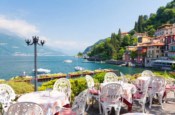 Terraço restaurante com vista para a bela cidade velha de Varenna, Lago de Como, Itália — Fotografia de Stock