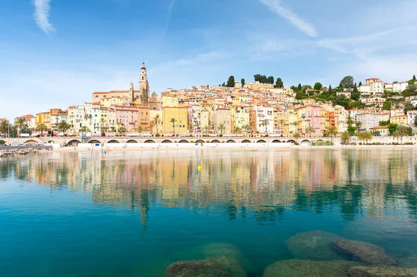 Cidade velha colorida em Menton na Riviera Francesa, dia de verão, França — Fotografia de Stock