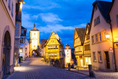 Ortaçağ, büyüleyici bir kasaba Rothenburg ob der Tauber, Bavyera, Almanya üzerinde gece görünümü