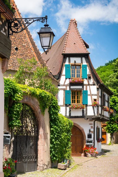 Ortaçağ romantik Kaysersberg Alsace'deki / daki şehirde Doğu Fransa