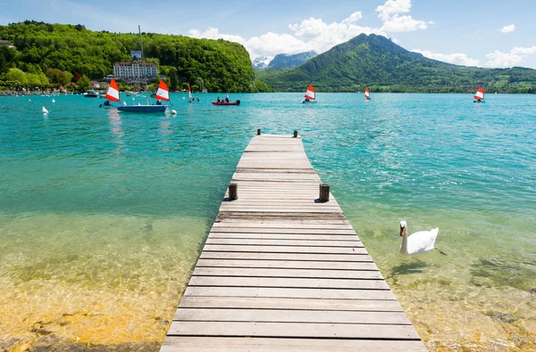 Pier and swan on Lake Annecy in Alps, France — Stock Photo, Image
