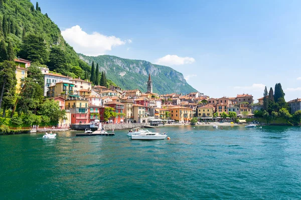 Vista sobre a cidade colorida Varenna, Lago de como, Itália — Fotografia de Stock