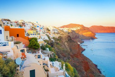 Santorini Island kasabasında Oia günbatımı sırasında Kiklad Adaları, Yunanistan görüntüleyin