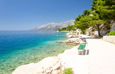 Brela şaşırtıcı, berrak suda Makarska Riviera Dalmaçya, Hırvatistan