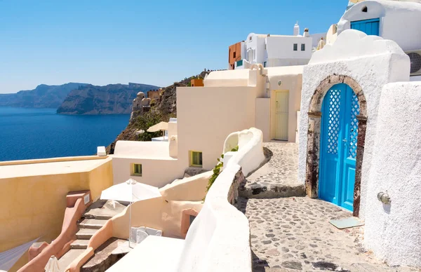 Beautiful architecture in Oia village on the island of Santorini, Cyclades, Greece — Stock Photo, Image