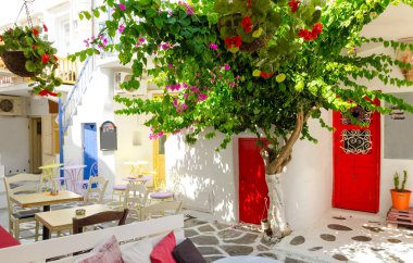 Mykonos, Kiklad Adaları, Yunanistan badanalı sokakta