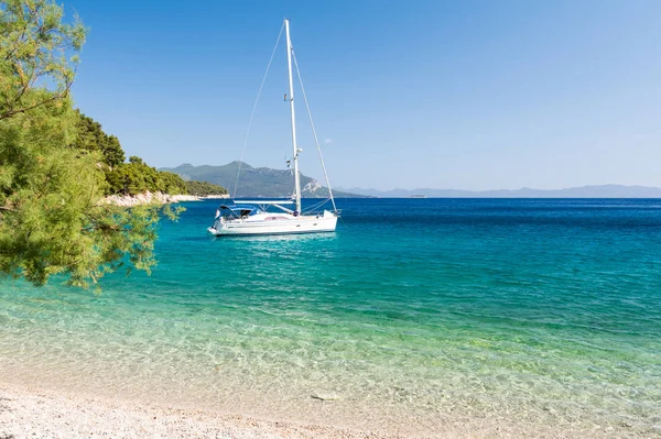 Beautiful beach with yacht on dalmatian island, Dalmatia, Croatia — Stock Photo, Image