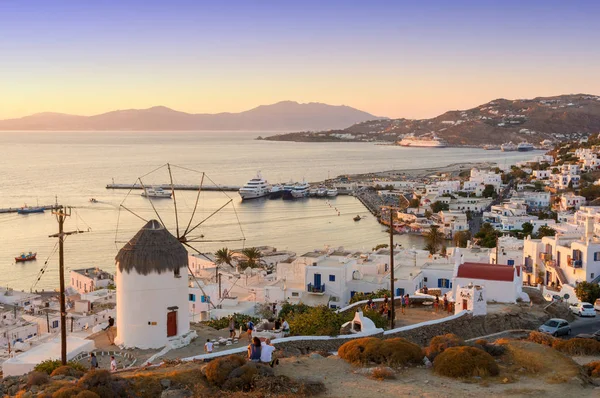 Zobacz na wyspie Mykonos podczas zachodu słońca, Cyklady, Grecja — Zdjęcie stockowe