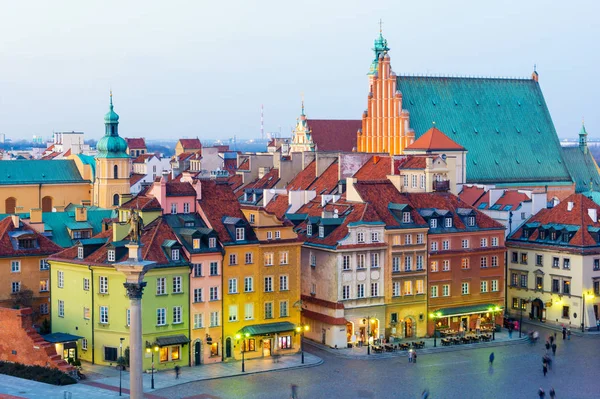 Kijk op de oude stad van Warschau in de schemering, Polen — Stockfoto