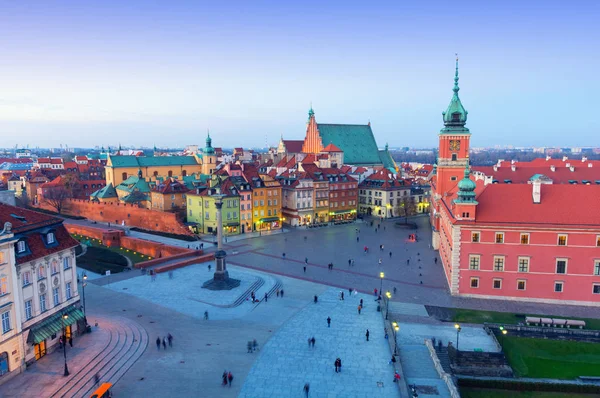 Prachtige panorama van de oude stad in Warschau in de schemering, Polen — Stockfoto