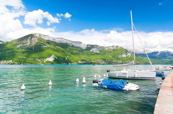 Krásné jezero Annecy ve francouzské Alpy, Francie — Stock fotografie