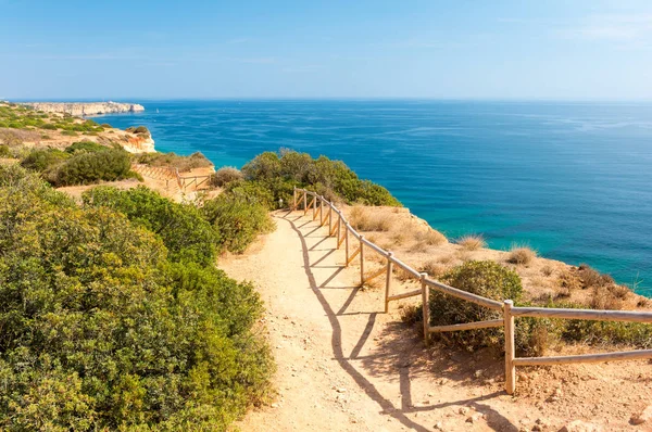 cliff Algarve, Lagos, Portekiz içinde yolda üzerinden Atlantik Okyanusu üzerinde göster