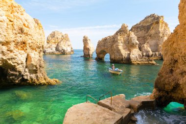 Lagos, Algarve, Portekiz 'deki güzel uçurum Ponta da Piedade
