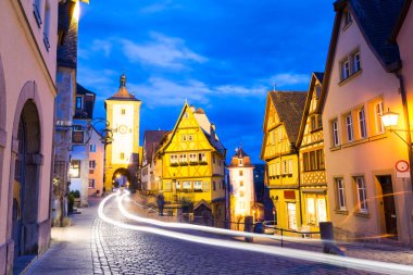 Bavyera kasaba Rothenburg ob der Tauber, Almanya üzerinde gece görünümü
