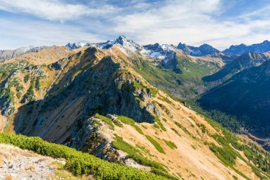 Polonya ve Slovakya Tatra Dağları'nda sonbahar görünümü