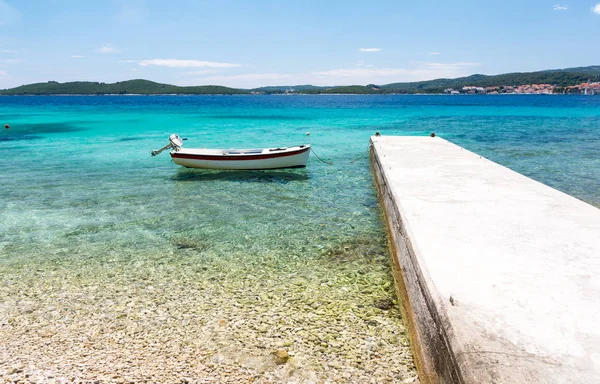 Agua cristalina increíble en el mar adriático en Dalmacia, isla de Korcula, Croacia — Foto de Stock