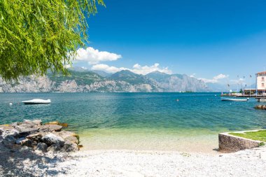 Kumsalda Lake Garda, İtalya