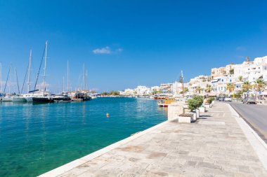Harbor Naxos adasında, Kiklad Adaları, Yunanistan görüntülemek