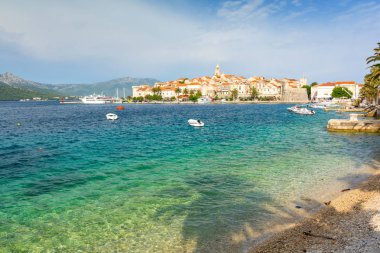 Korcula eski şehir ile kristal berraklığında Adriyatik Denizi, Dalmaçya, Hırvatistan