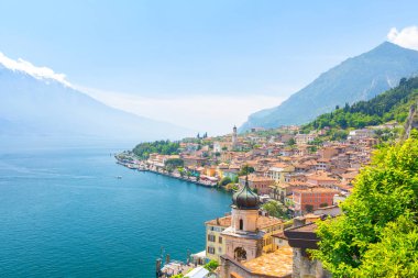 Limone Sul Garda kenti Garda Gölü üzerinde şaşırtıcı görünümü