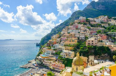 Amalfi kıyısındaki Positano manzarası, Campania, İtalya