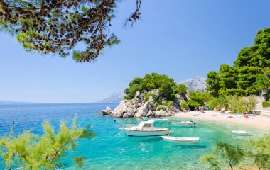 Brela içinde Cennet plaj Makarska Riviera, Dalmaçya, Hırvatistan