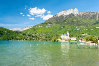 Lake Annecy, eski kale ve Alpler Dağı, Fransa görüntüleme