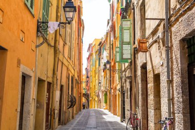 Menton, cote d'azur, Fransız riviera, Fransa için renkli evleriyle dar sokak