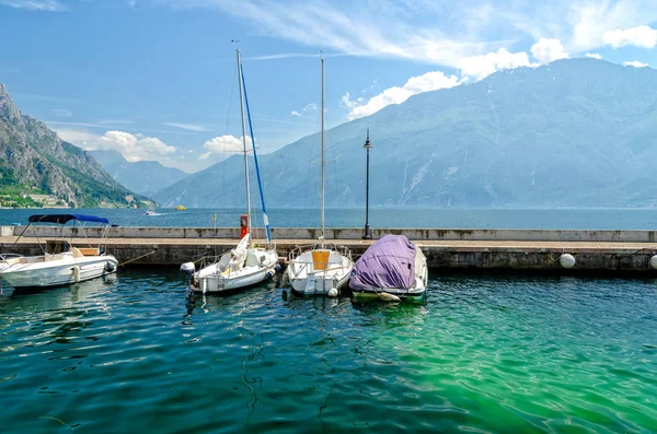 Visa Gardasjön Och Yacht Norra Italien — Stockfoto