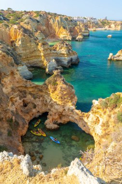 Lagos, Portekiz Algarve kıyısında Atlantik Okyanusu üzerinde Kayak