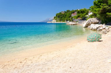 Brela içinde Cennet plaj Makarska Riviera, Dalmaçya, Hırvatistan