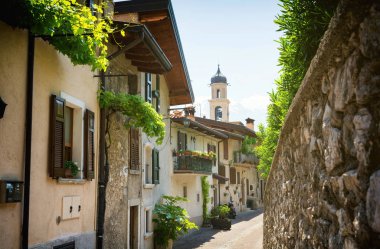 İtalya, Garda Gölü 'ndeki Limon Konsolosu Garda' da dar bir sokakta.