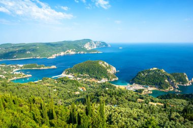Yunanistan 'ın Korfu adasındaki muhteşem Paleokastritsa sahili manzarası