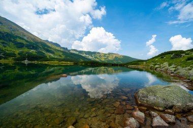 Polonya 'nın Tatra Dağı' ndaki güzel dağ gölü