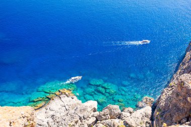 Yunanistan 'ın Rodos adasındaki Lindos adasında kristal berrak ve gök mavisi bir Akdeniz